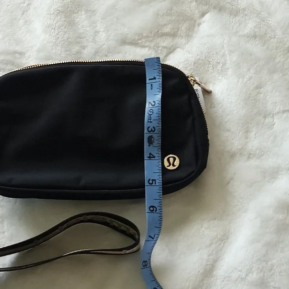 Lululemon gold logo crossbody belr bag - Picture 10 of 10